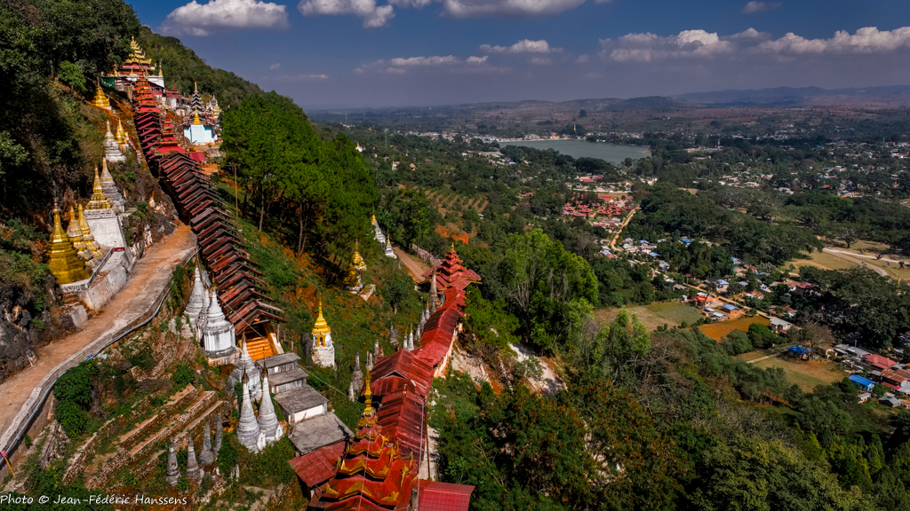 <p>Temples bouddhistes dans la montagne. Nord-est de la Birmanie</p>