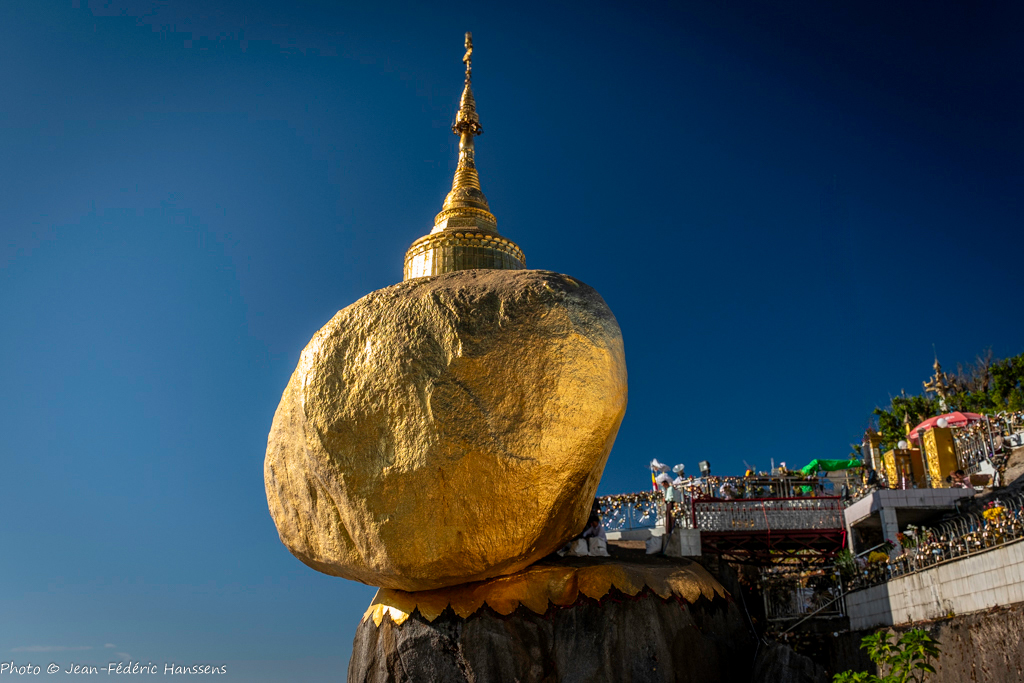 <p>Le rocher d’or, Birmanie</p>