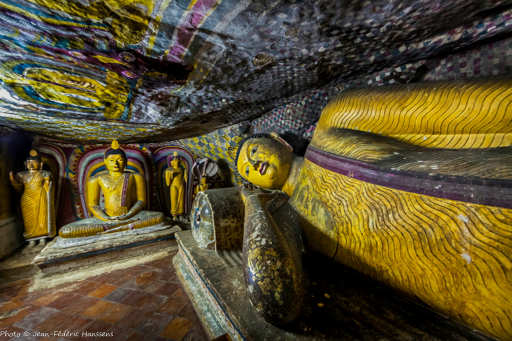 <p>Un autre Bouddha couché dans une grotte au Sri Lanka</p>