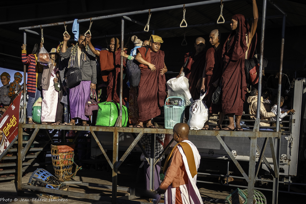 <p>Transport dans des camions de birmans et moines pour accéder au Rocher d'or.</p>