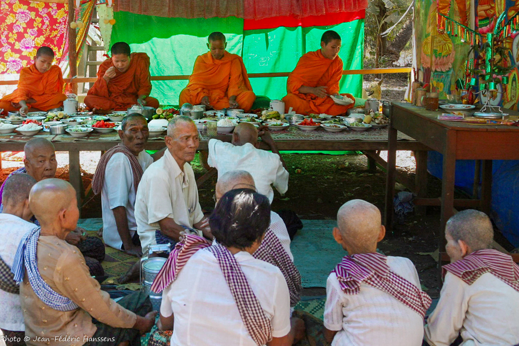 <p><strong>Au Cambodge. Les Cambodgiens viennent assister au déjeuner des moines qui mangent ce qu'on rapporté les bols au aumônes.</strong></p>