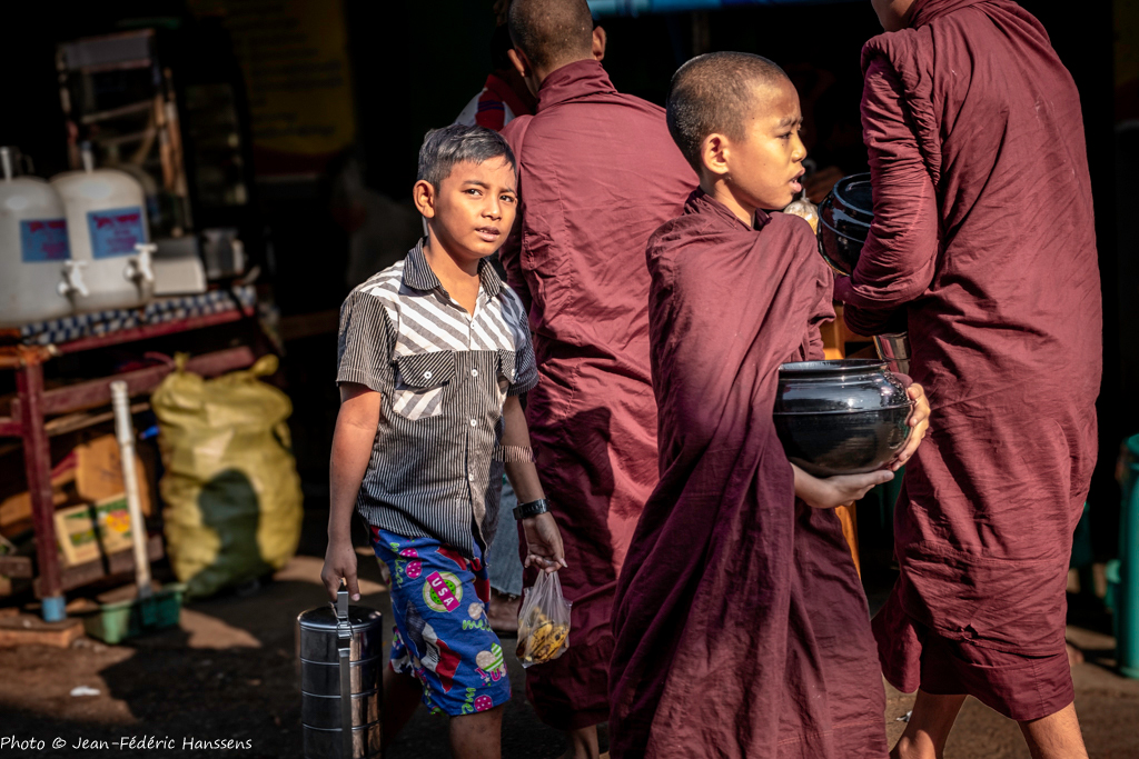 <p><strong>En Birmanie avec son jeune serviteur.</strong></p>