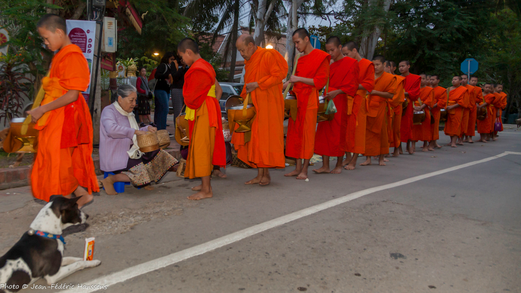 <p><strong>Au Laos à Luang Prabang au levé du jour.</strong></p>