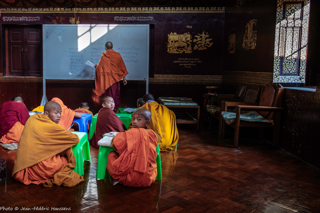 <p><strong>Nord de la Birmanie. Ecole Bouddhiste. <em>Photo @ Jean Frédéric Hanssens</em></strong></p>