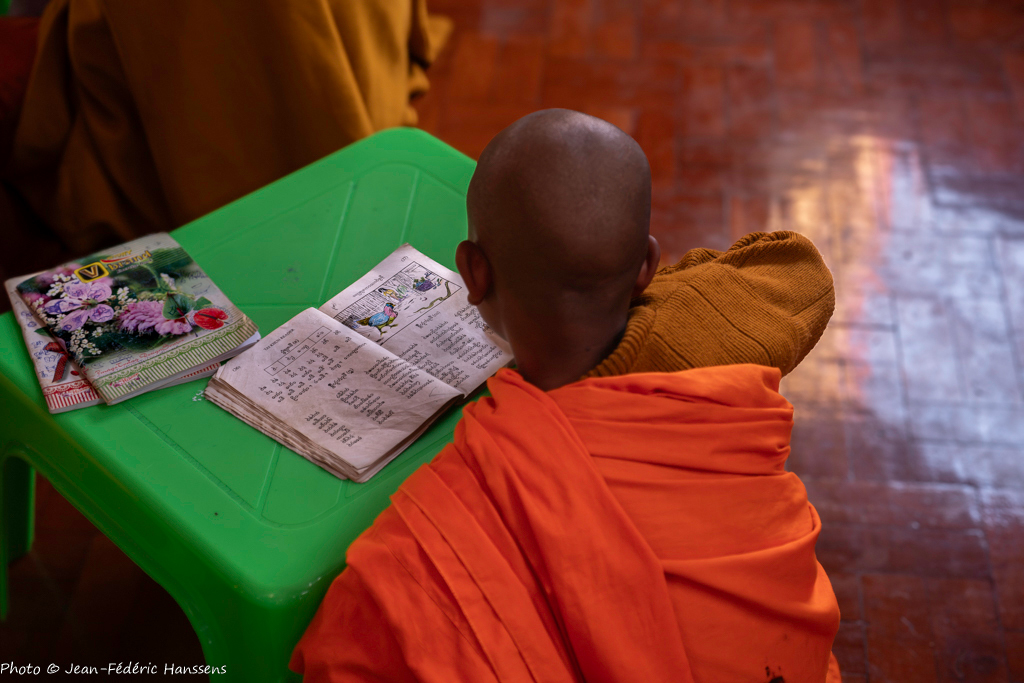 <p><strong>Nord de la Birmanie. Ecole Bouddhiste. <em>Photo @ Jean Frédéric Hanssens</em></strong></p>