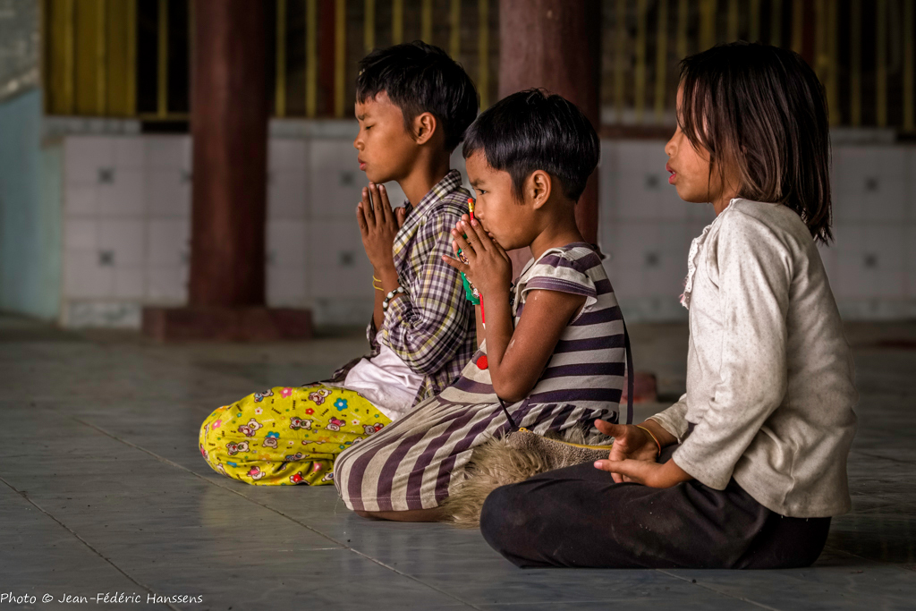 <p><strong>Birmanie, dans un temple. <em>Photo @ Jean Frédéric Hanssens</em></strong></p>