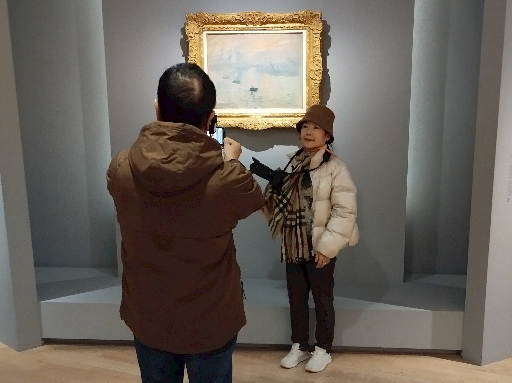 <p>... mais c'est très chic de se faire photographier devant le Monet avec un téléphone, même quand on dispose d'un si bel appareil</p>